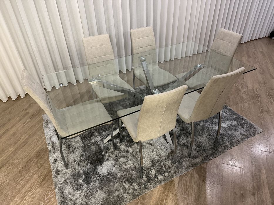 Mesa em vidro temperado + 6 cadeiras + carpete