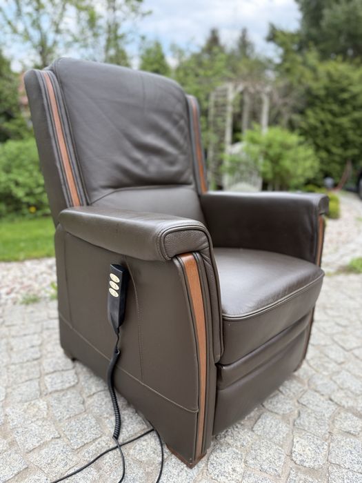 fotel z funkcją relax rozkładany relaksacyjny TV brązowa skóra pilot