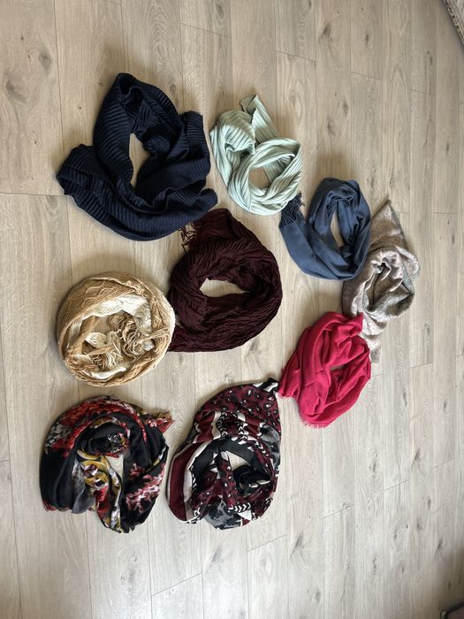 Шарфи  різних кольорів та розмірів.