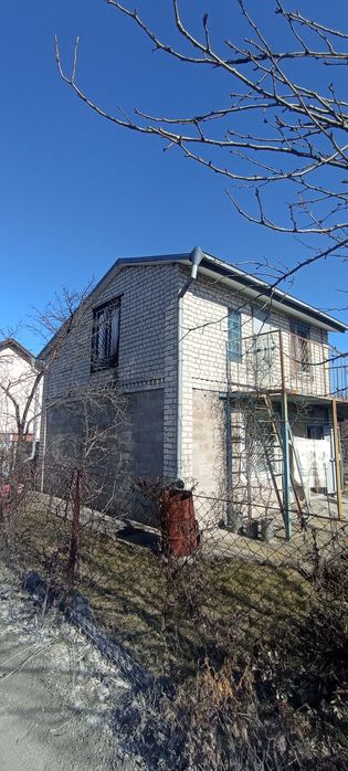 Купите небольшую дачу в тихом месте , возле реки