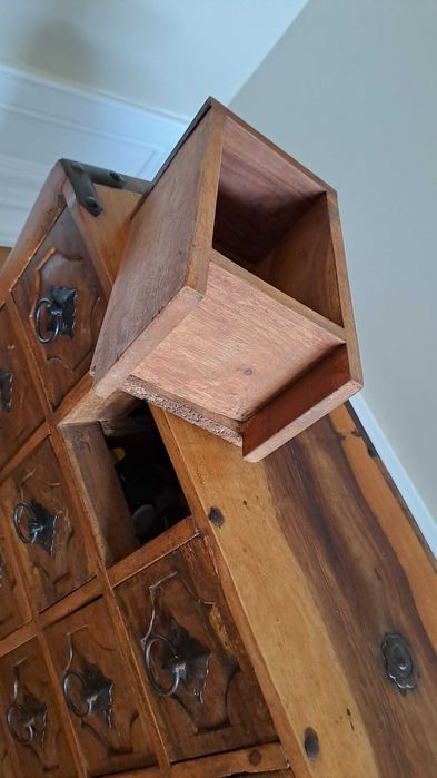 Contador em pau rosa, de madeira maciça, em óptimo estado