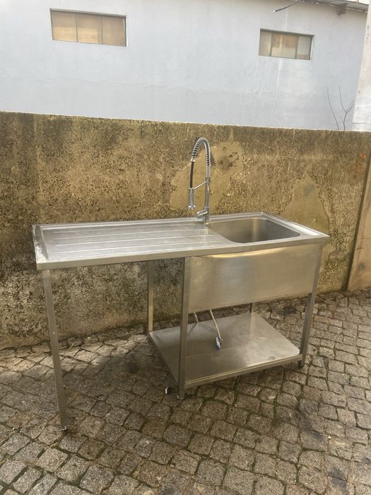 Bancada c/ pia industrial e torneira de mangueira - Profissional