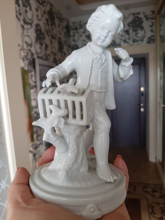 Статуэтка фарфоровая
