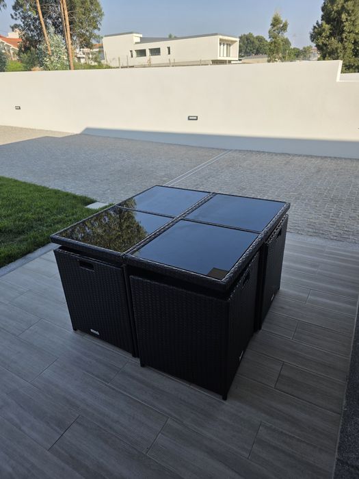 Conjunto de mesa de exterior com tampos em vidro 4 cadeiras e 4 puffs