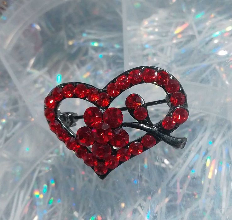 Продаю брошку сердечко