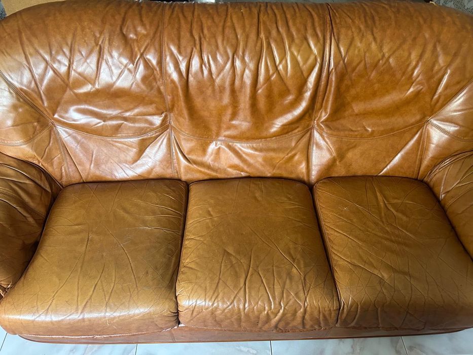 Sofá de pele castanho