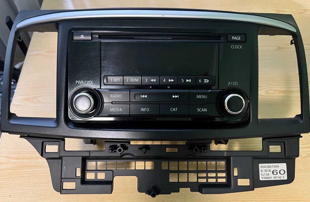 Автомагнітола Mitsubishi з панеллю