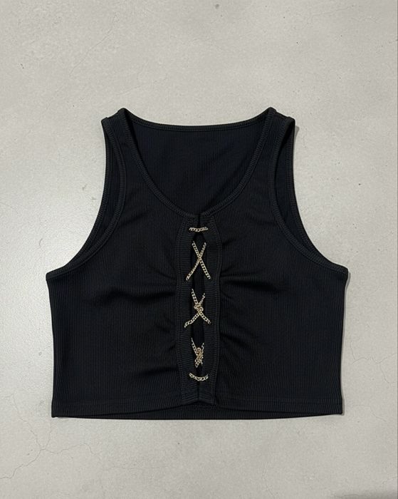 Top preto com decote