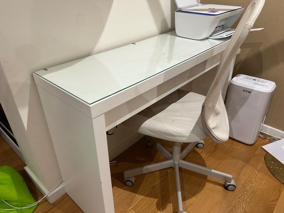Secretaria com vidro e cadeira Ikea