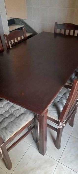 Mesa de cozinha castanho escuro