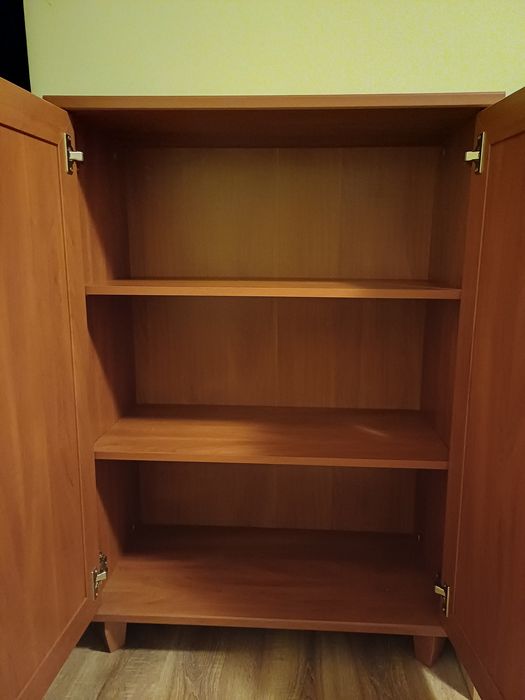 Szafka z półkami
