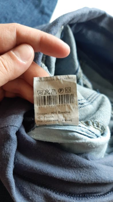 Dopasowane jeansy ciążowe z bocznymi kieszeniami