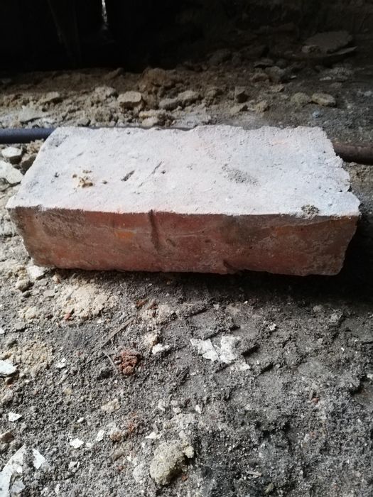 Zdrowa Cegła rozbiórkowa z wewnątrz budynku