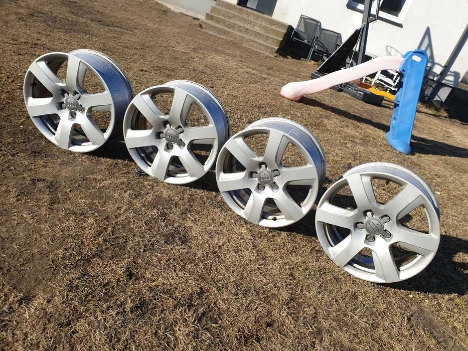 Felgi aluminiowe Audi R17 5x112 7JX17H2 ET 25 centr 66,6mm