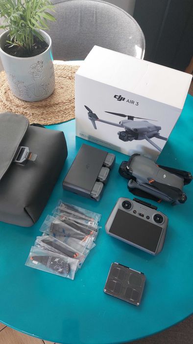 Dron Dji AIR 3 Fly More Combo (DJI RC 2), mało używany, nie mini