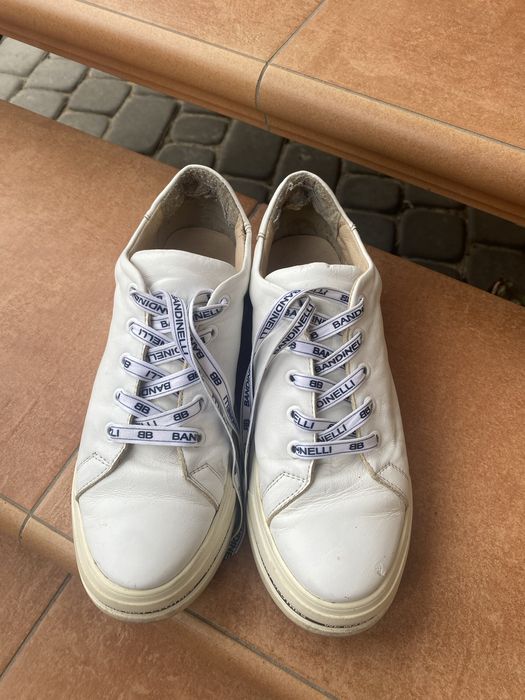 Білі жіночі кросівки