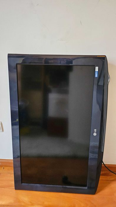 LG TV 32 inches - with remote control