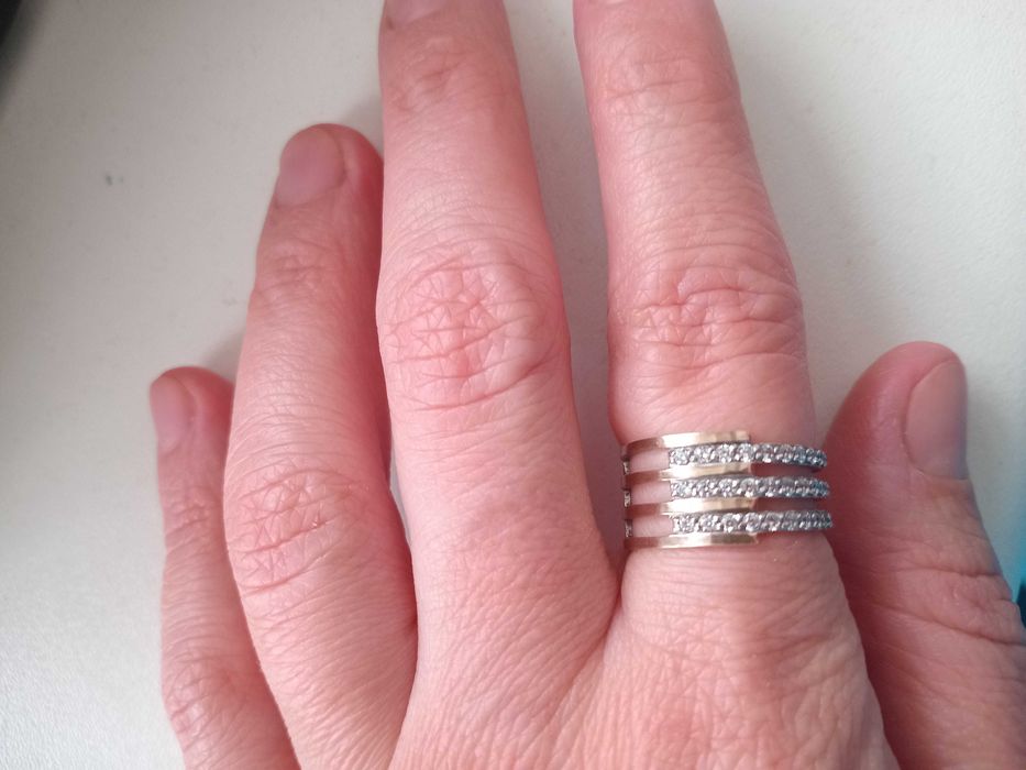 Продам новое серебрянное кольцо Ирида-В