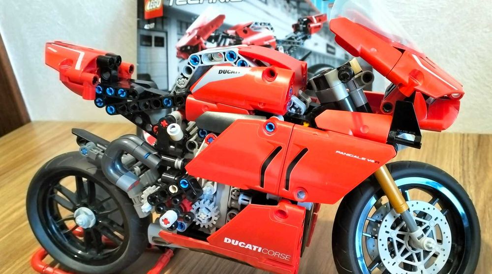 LEGO Technic 42107 Ducati Panigale V4 R