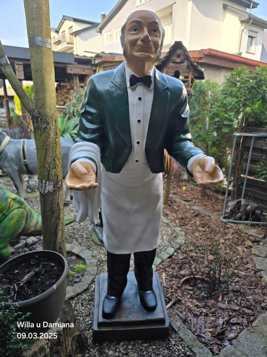 Figurka kelner z tacą 180 cm do ogród, smażalnia kawiarnia restauracja