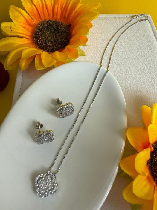 Conjunto trevo folheado a Ródio branco, com zirconia, semijoia de qual