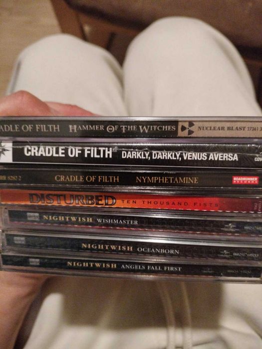 Zestaw różnych płyt CD