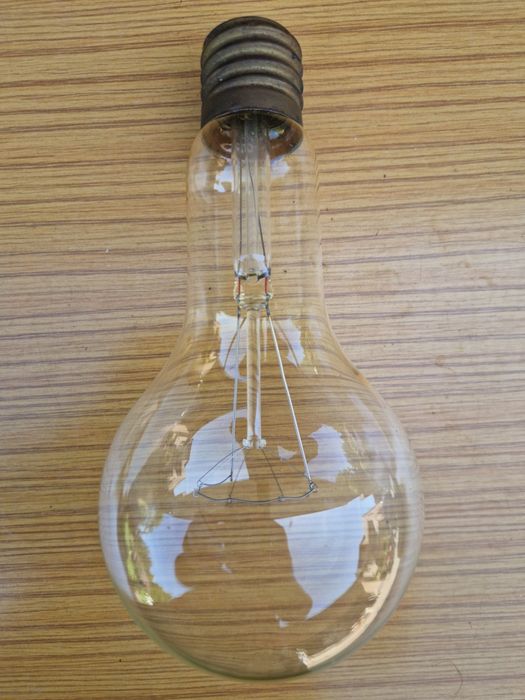 Żarówka chyba 200W  tzw. Kwoka