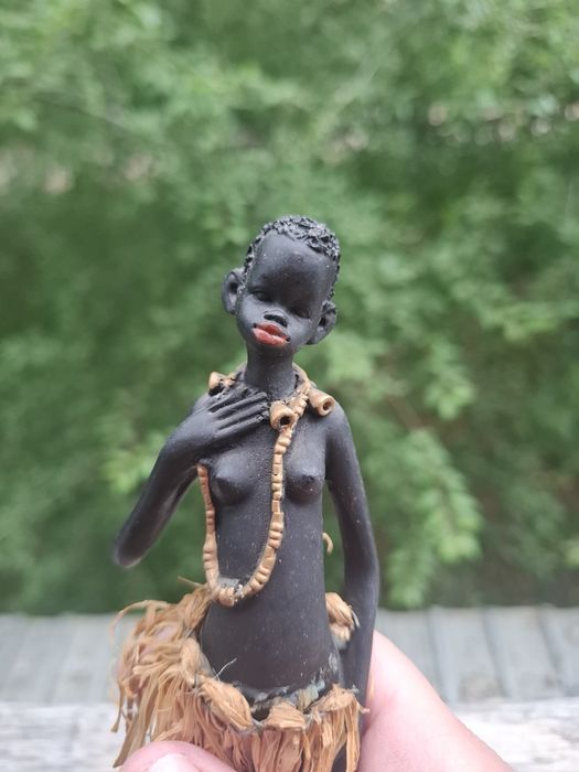 Продам коллекционное эксклюзивную статуетку ,негритянка .
