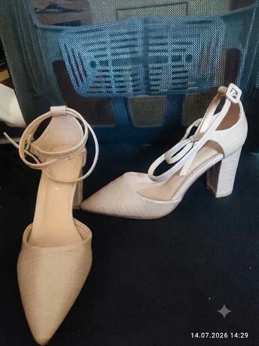 eleganckie damskie czółenka na słupku w kolorze beżowym rozm. 39