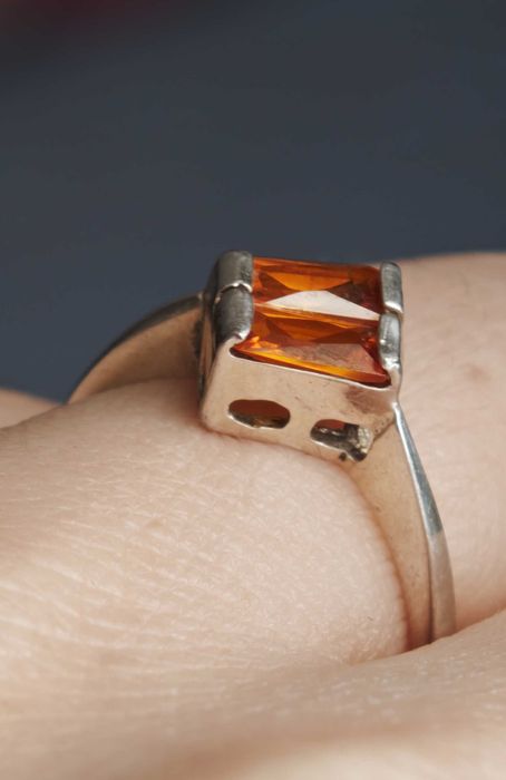 Minimalistyczny pierścionek srebro 925 geometryczne pomarańczowe oczko