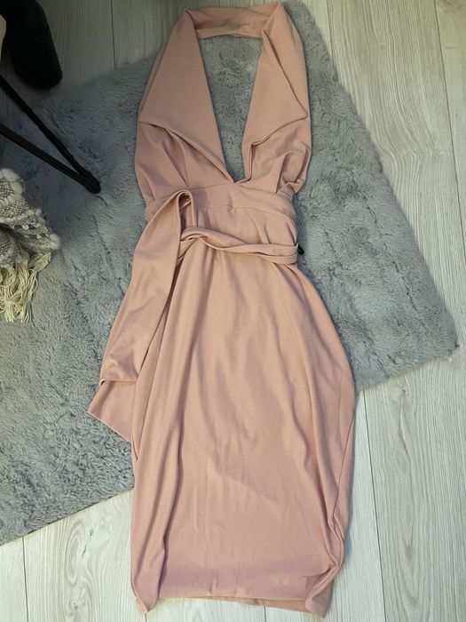 Dopasowana sukienka pudrowy róż missguided