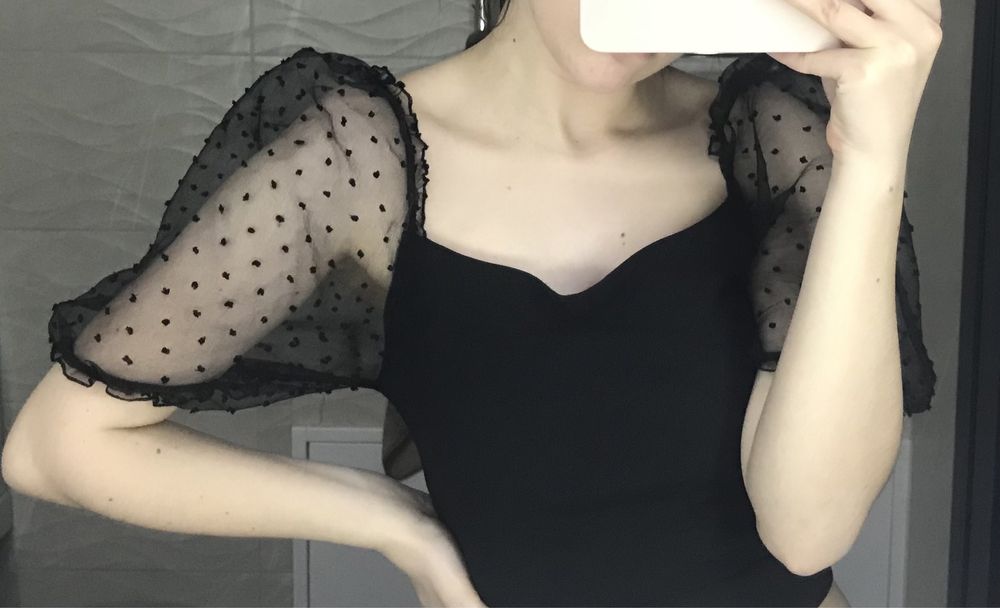 Чорний топ з об‘ємними рукавчиками