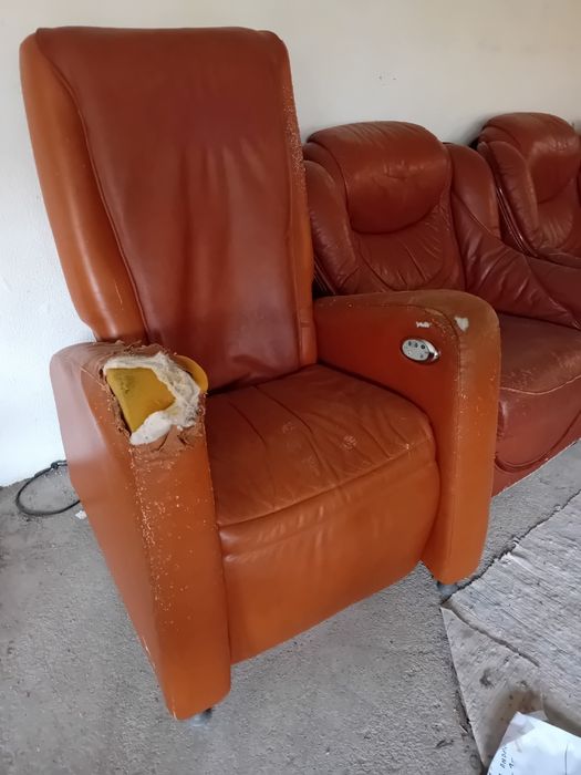 3 Sofás de cabedal antigos
