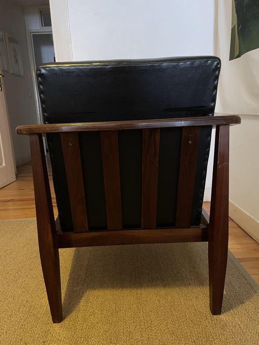 Par de poltronas vintage em madeira maciça estilo mid-century