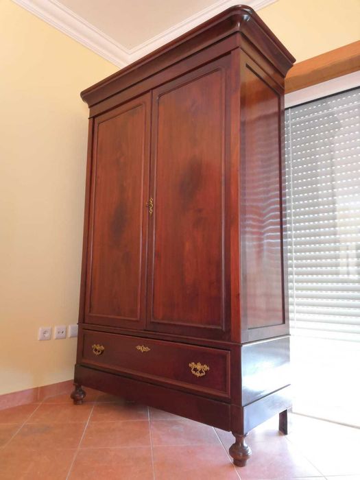 Antiguidades - Vendo Guarda-fatos Casquinha