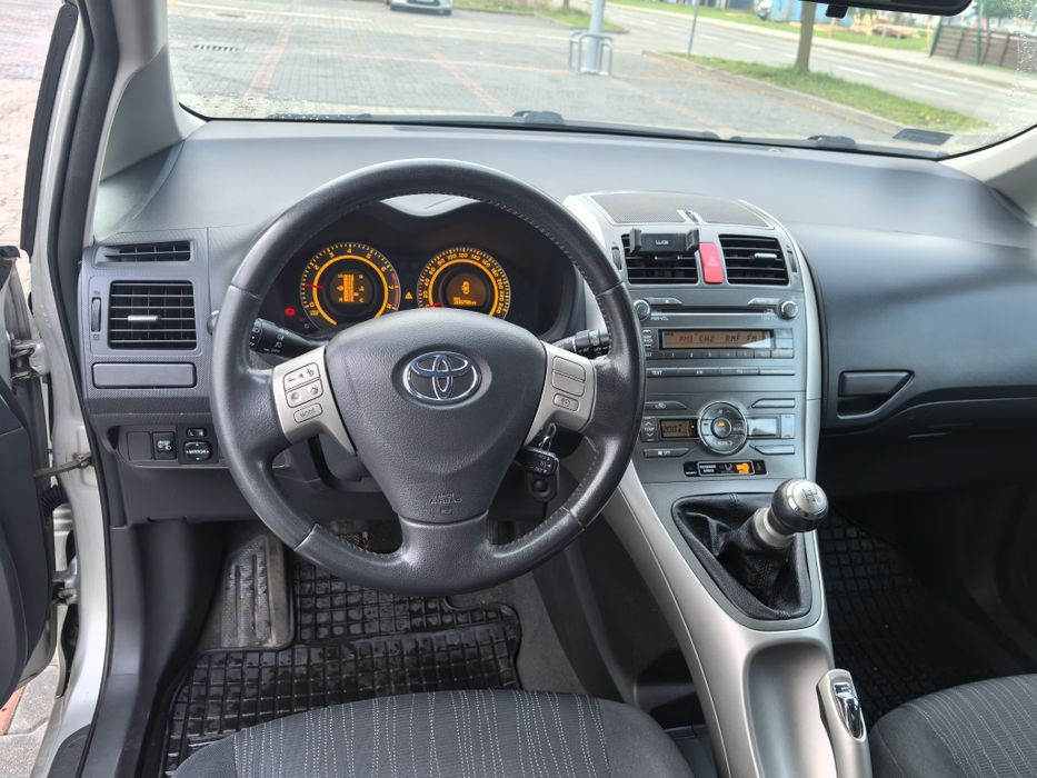 Sprzedam Toyotę Auris 1,6 b.