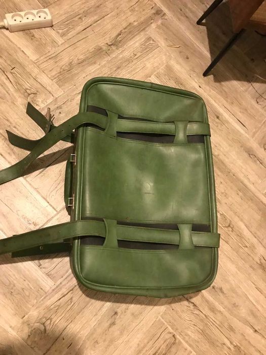 Чемодан из коже заменителя