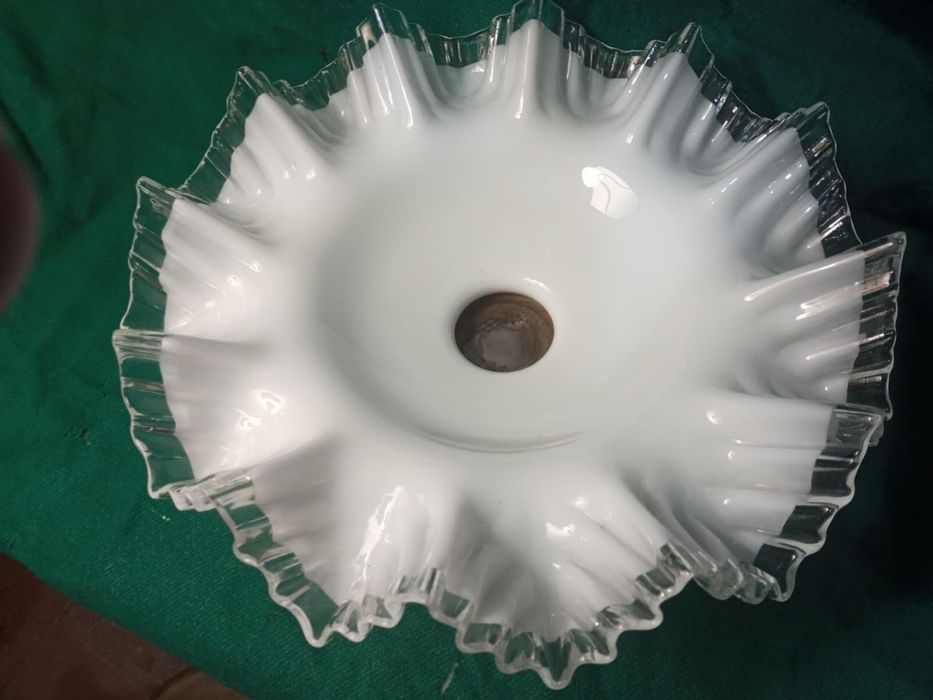 Fruteira com 30 cm de diâmetro em vidro qualhado base em prata águia.