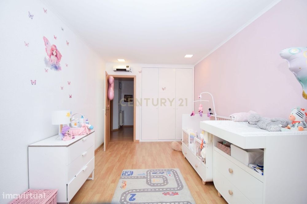 T3 Duplex 116m no Carregado em urbanização tranquila com acesso direto