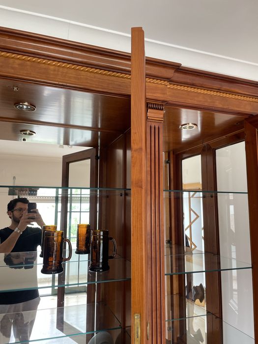 Vitrine / Cristaleira Clássica em Madeira de Cerejeira – Excelente Estado