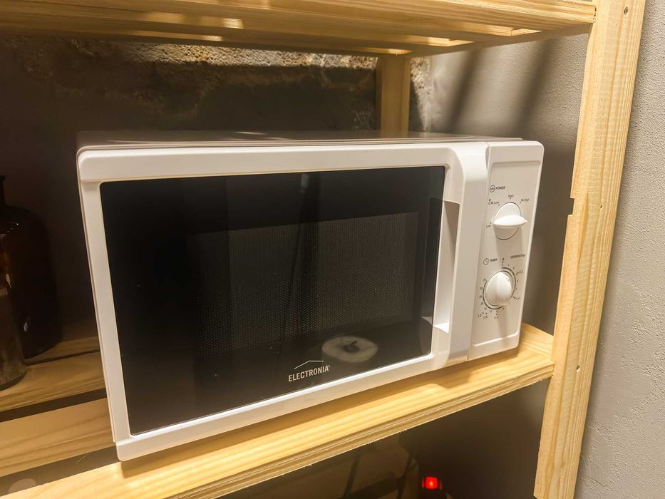 Micro-ondas Electronia (branco) a funcionar