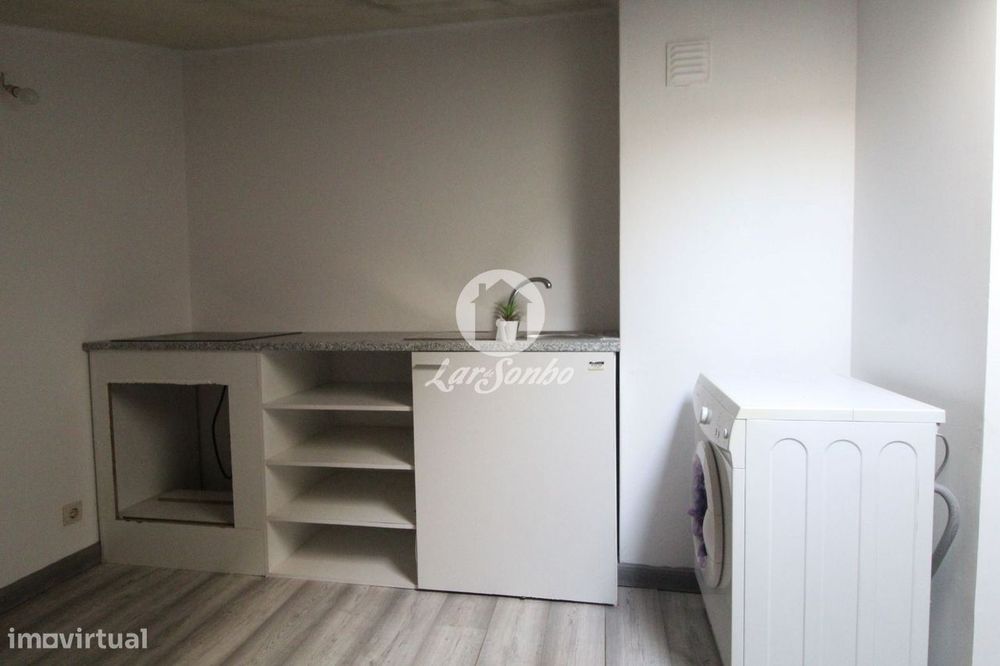 Apartamento T2, situado em Arcozelo, a 4km da Praia