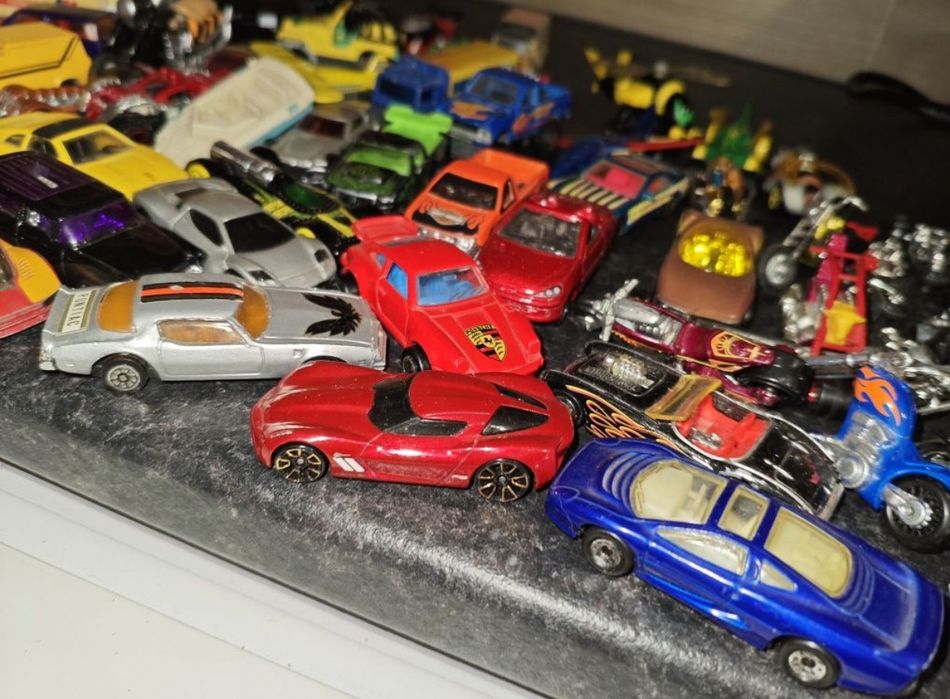 Coleção de Carros Miniatura Hot Wheels e Matchbox
