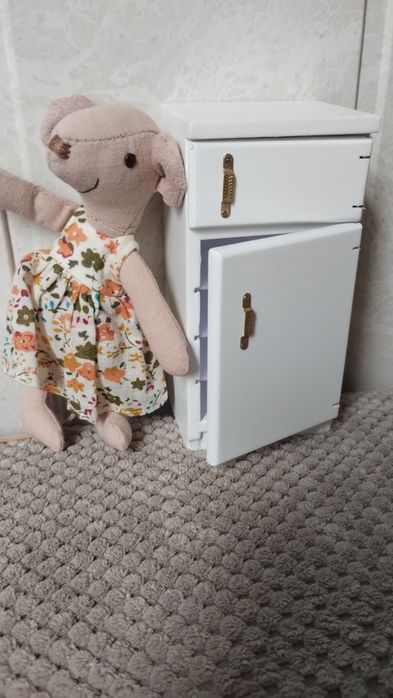 Miniatura lodówka drewniana Mailleg lub innych małych lalek
