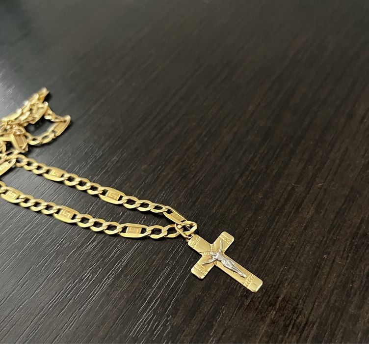 Złoty łańcuszek z krzyżykiem