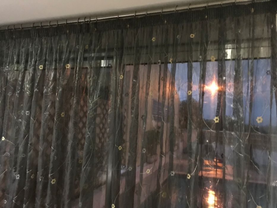 Cortina em organsa bodada com varão em inox