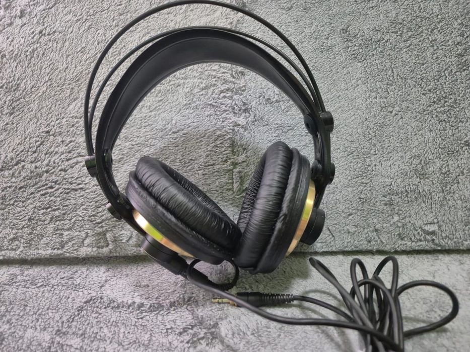 Студийные полуоткрытые наушники AKG 240 Studio