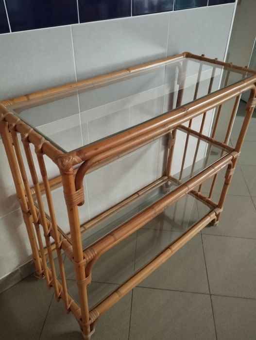 Estante de bambu e prateleiras de vidro