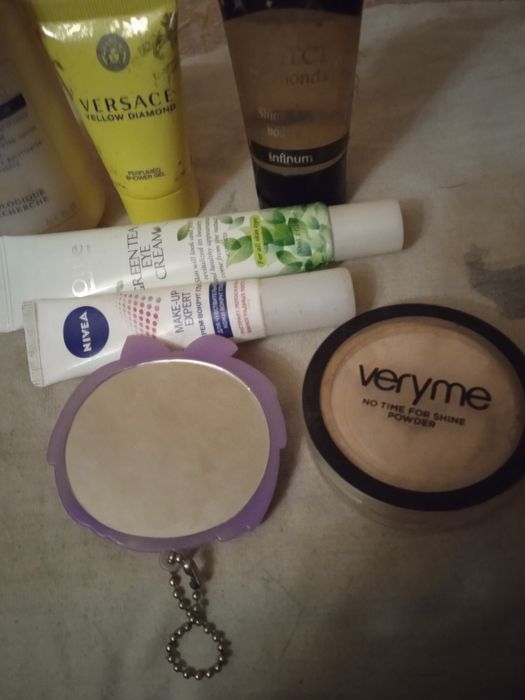 Продам косметический набор в фирменной  косметичке LOCCITANE