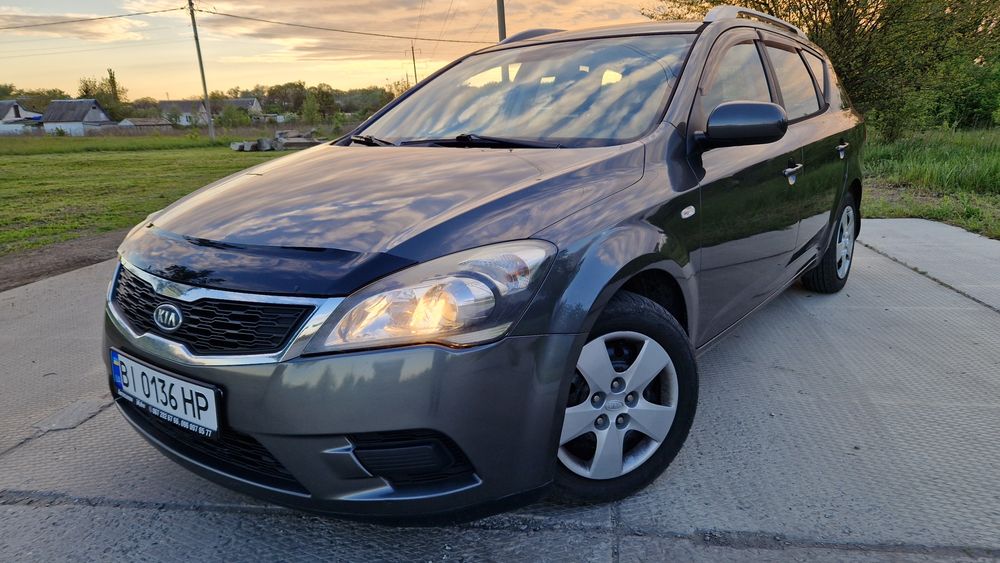 Автомобиль Kia Cee'd универсал 2009 рік